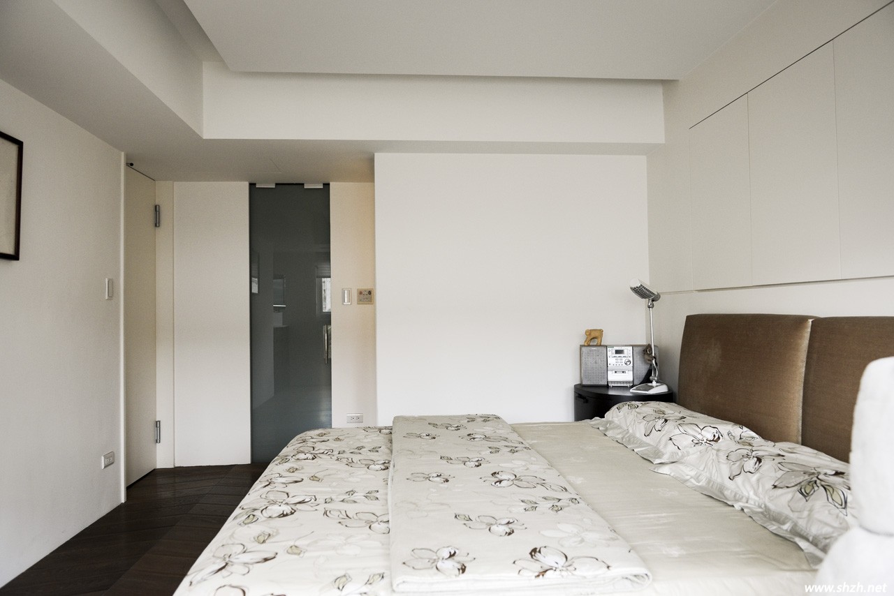 簡(jiǎn)約沉穩(wěn)臥室