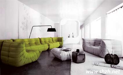   回歸自然在近幾年的裝修設計中被賦予新觀念，綠色是最能代表大自然的顏色，更是夏日盎然氣息的重要點綴，以具有高亮度與彩度的嫩綠色系居家用品為擺設，整體視覺如同送走寒冷的冬季，迎接大地充滿生生不息的朝氣，讓整個空間充滿愉悅感。  造型獨特的雙腳椅，以高密度泡棉材質(zhì)打造一體成行，無接縫而富有彈性的特色座椅。  系統(tǒng)櫥柜運用大地綠色背板，讓居家整體營造出自然休閑風的感覺，并利用深淺色澤傳達居家生活的層次與質(zhì)感。  戶外生活是現(xiàn)代人不可或缺的心靈要素，透過充滿大自然綠意的戶外家具，讓居家的戶外或某個角落都有戶外生活的休閑情調(diào)。  在居家空間中換上季節(jié)色彩其實無需大費周章，例如一個雅樸陶瓷花器再點綴翠綠的墻面，讓空間協(xié)調(diào)而充滿自然氣息。  以白色墻面，灰色地板為基調(diào)的居家空間，讓整體主調(diào)落在綠色的縐摺沙發(fā)，大器不失質(zhì)感。   在如此附有朝氣的居家空間內(nèi)，人的心情也無形的變得更加美好。對待學習和工作也會更加有熱情。 